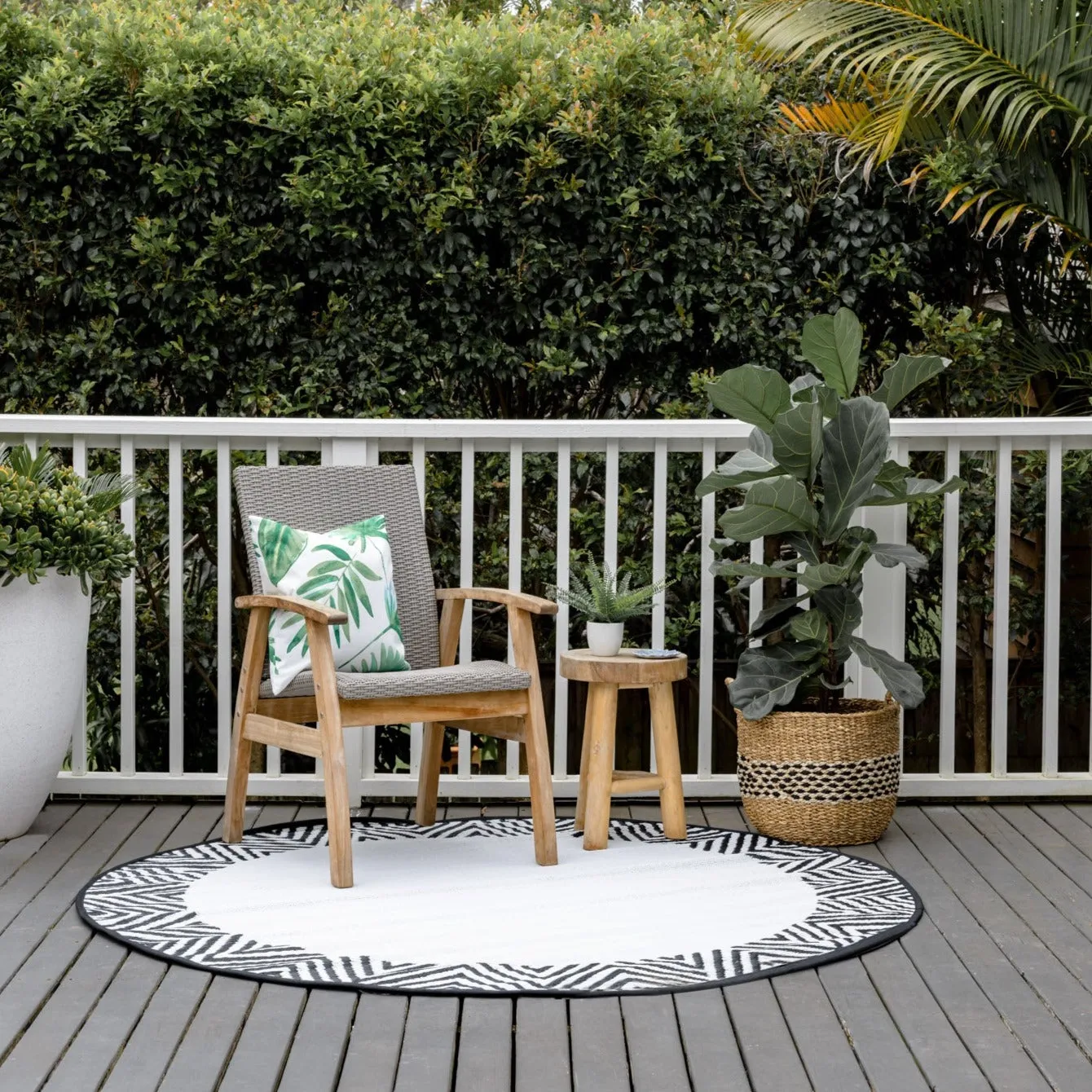 Olympia Black and White Recycled Plastic Round Outdoor Rug